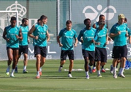 Bartra y Deossa, bajas en el entrenamiento del Real Betis preparando el duelo ante la Real Sociedad