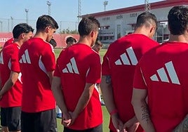 Minuto de silencio en el entrenamiento del Sevilla en memoria de Manolo Cardo