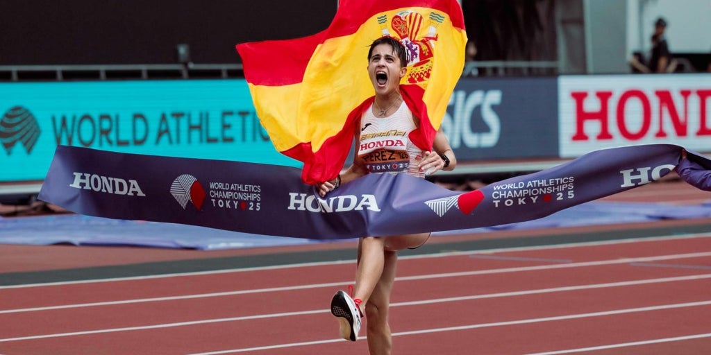 La bandera en manos de María Pérez