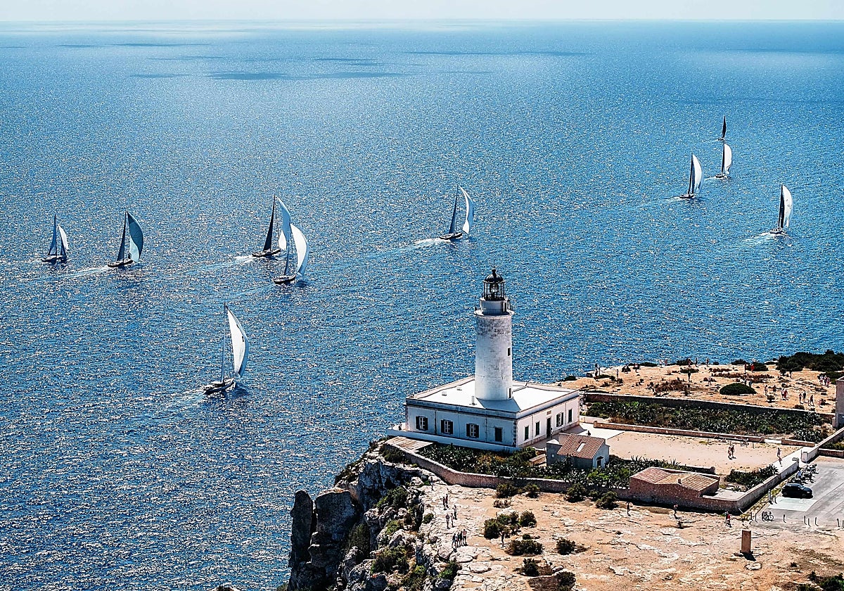 Los superyates pasando a la altura del Faro de la Mola de Formentera
