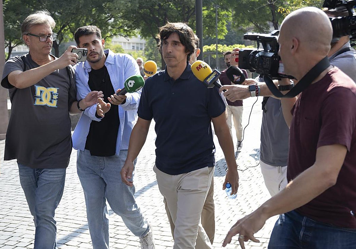 Javier Enríquez, hijo de Negreira, a su salida de declarar como imputado ante la juez