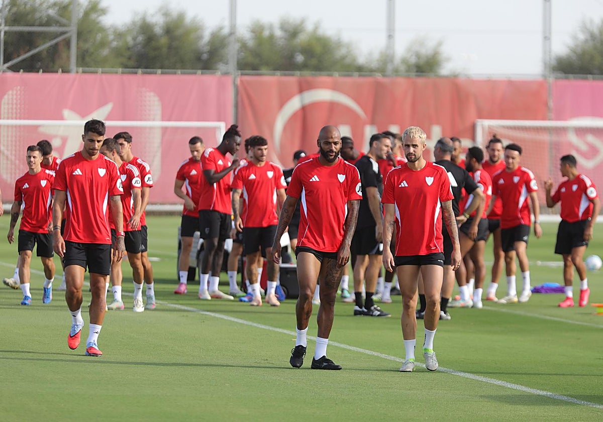 Sesión de entrenamiento del Sevilla en la ciudad deportiva