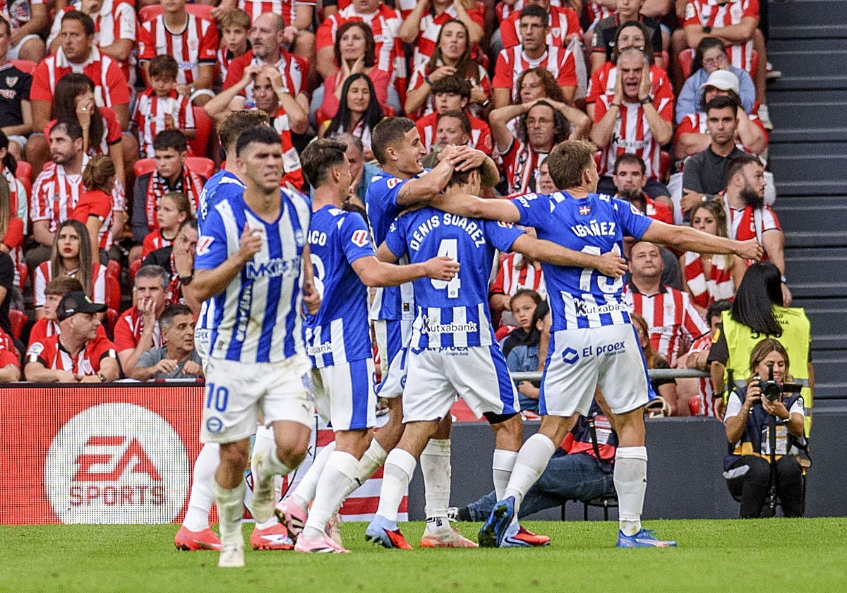 Los jugadores del Deportivo Alavés celebran el gol que les dio el triunfo ante el Athletic en San Mamés