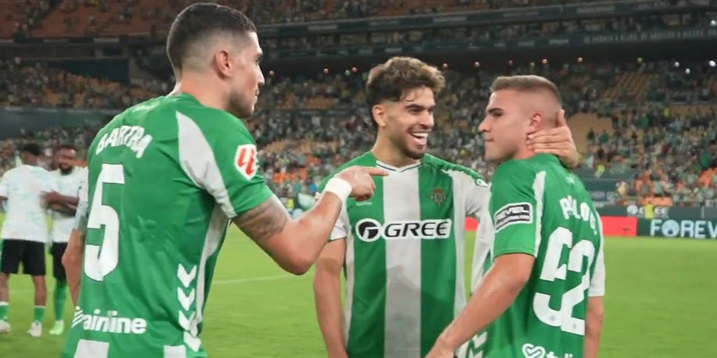 Los ánimos de la plantilla a Pablo García con la afición coreando su nombre tras fallar el gol