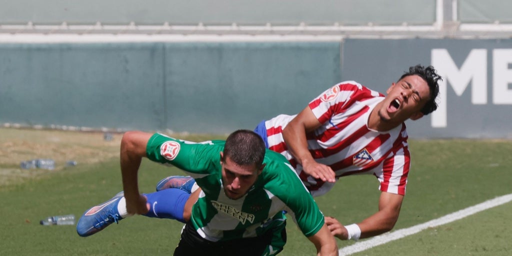 El Betis Deportivo cae ante el Atlético Madrileño condicionado por un penalti y una roja nada más comenzar (0-2)