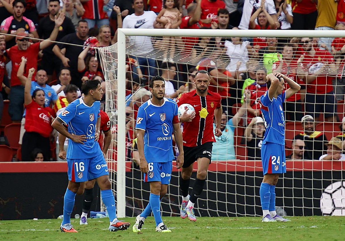 Muriqi lleva el balón al círculo central tras marcar el gol del empate frente al Atlético