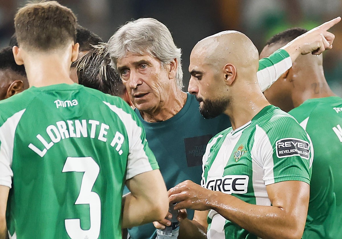 Pellegrini dialoga con Llorente y Amrabat en la primera pausa para la hidratación del Real Betis - Real Sociedad