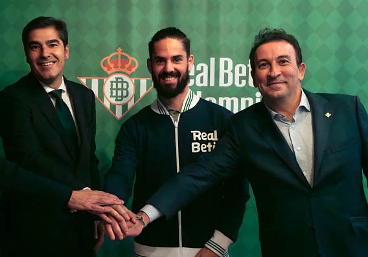 Haro, Isco y López Catalán, cuando el mediocentro renovó con el Real Betis