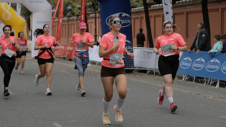 Participantes de la Carrera de la Mujer 2024 en Sevilla
