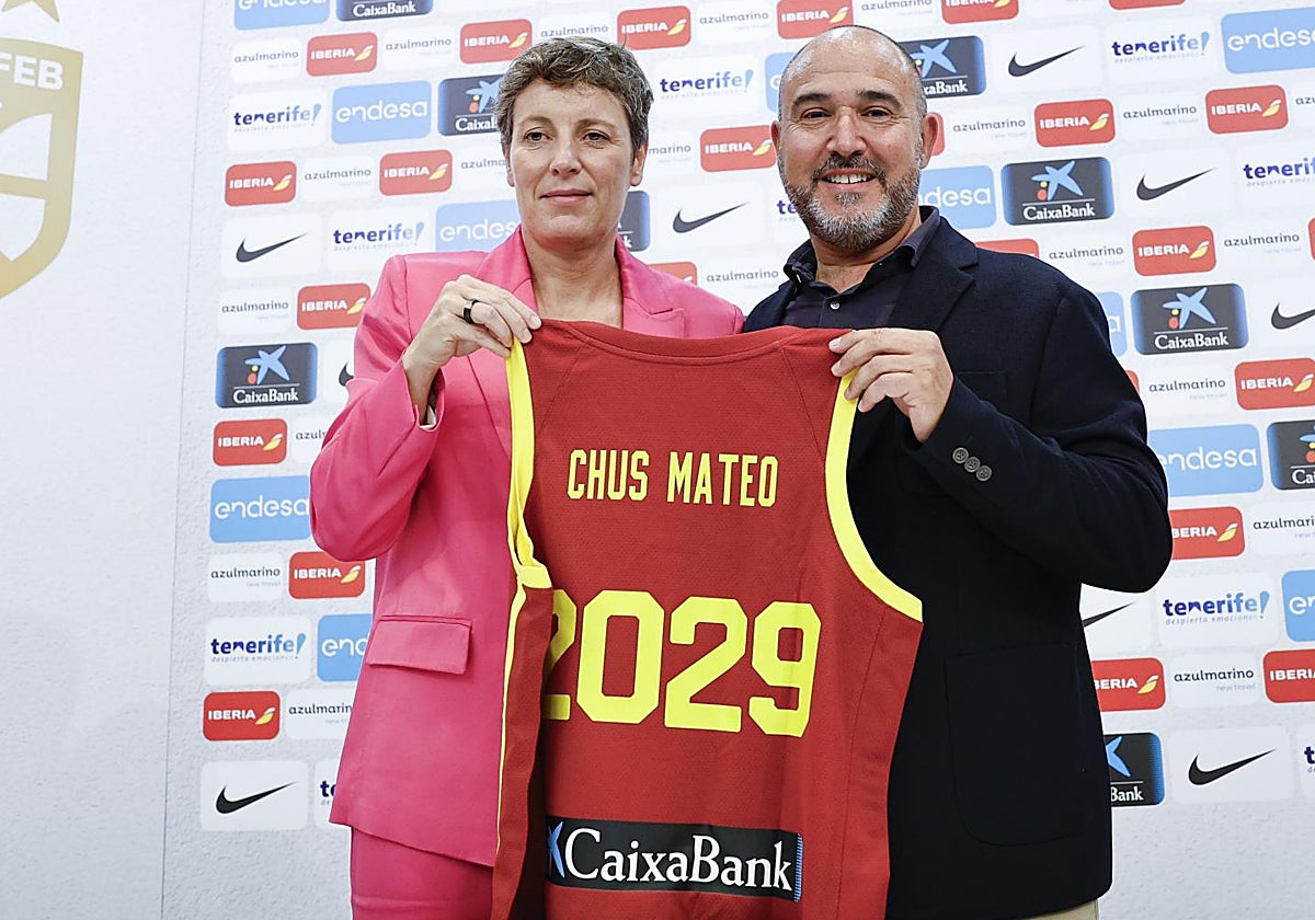 Elisa Aguilar, presidenta de FEB, y Chus Mateo, durante la presentación del nuevo seleccionador