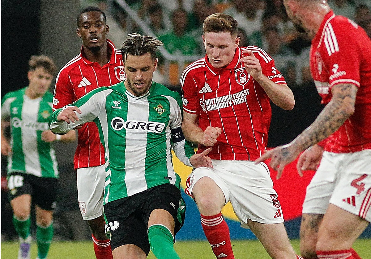 Lo Celso disputa un balón con Anderson en el Betis-Nottingham Forest