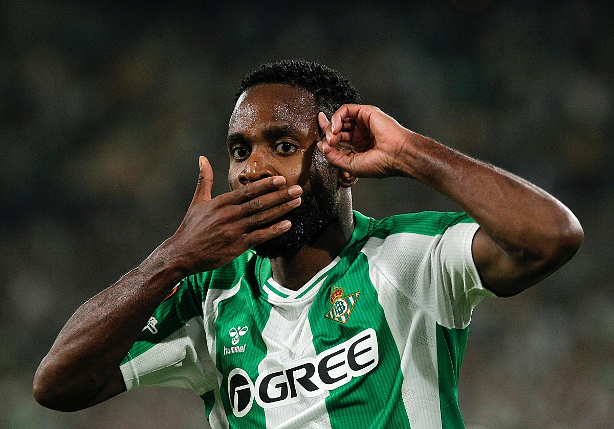 Bakambu celebra el 1-0 del Betis ante el Nottingham Forest