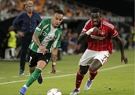 Antony premia el orgullo del Betis en la primera noche europea de la Cartuja (2-2)