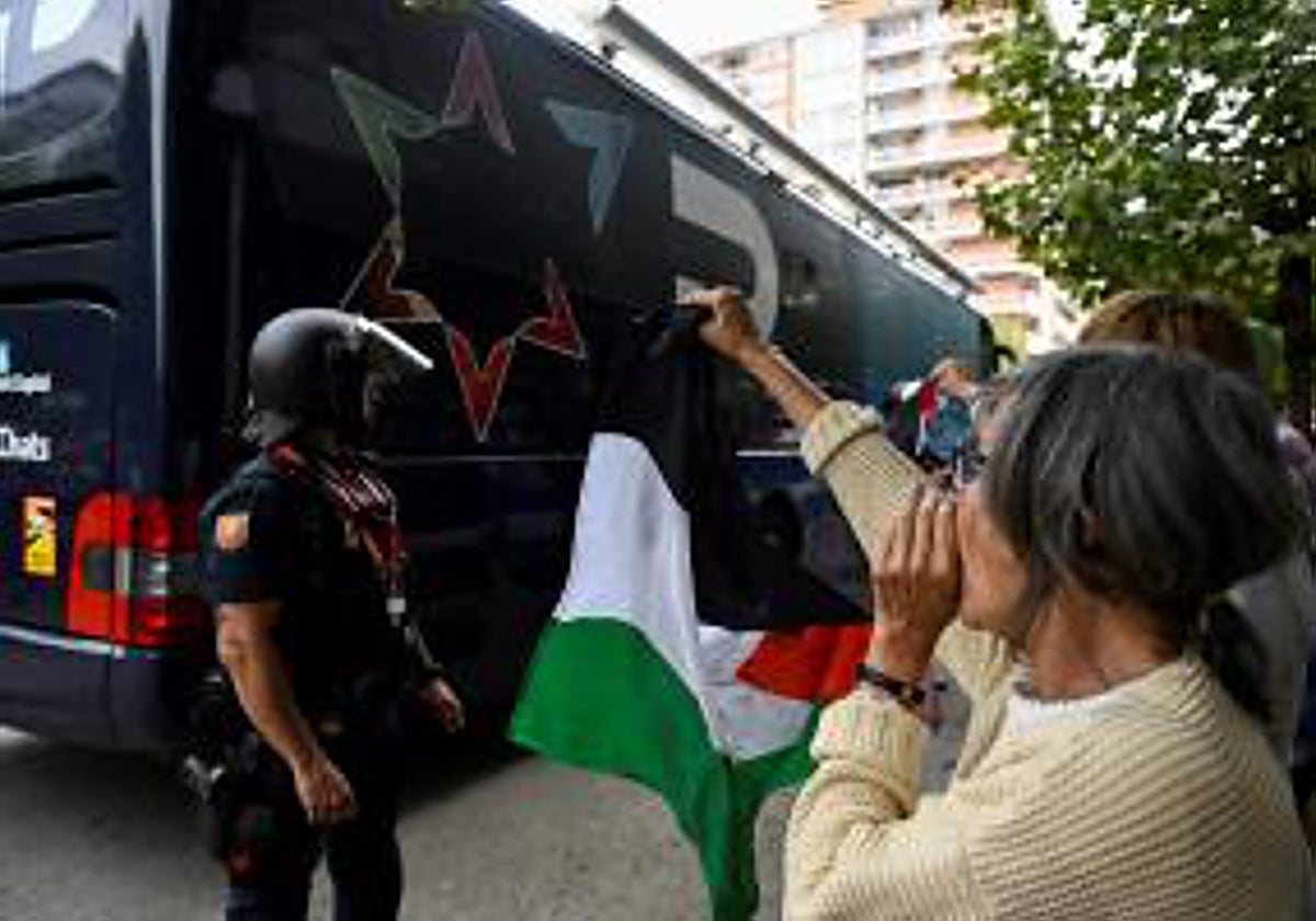 El bus del equipo Israel,en la Vuelta