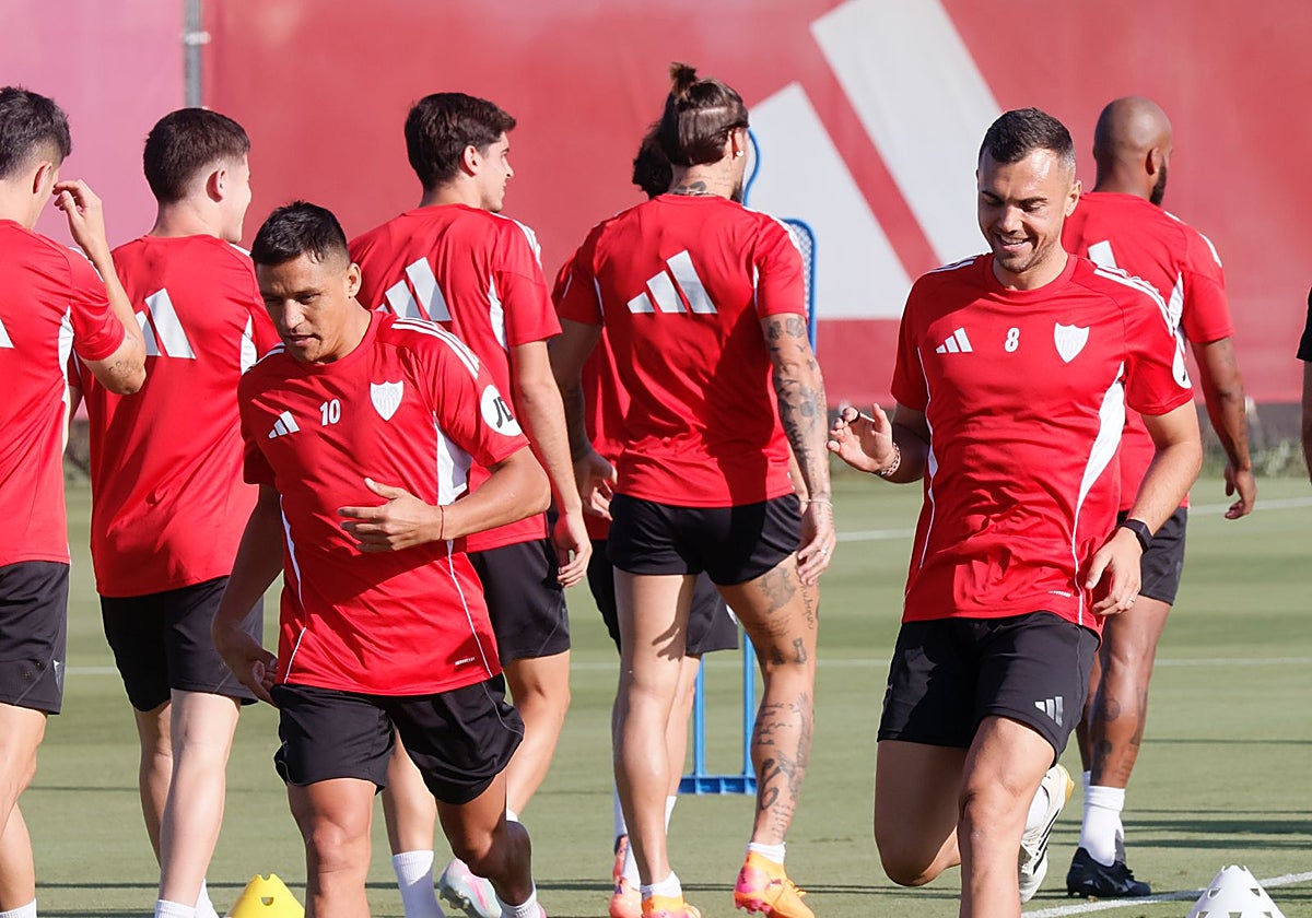 Alexis Sánchez y Joan Jordán, en la sesión del Sevilla FC de este jueves
