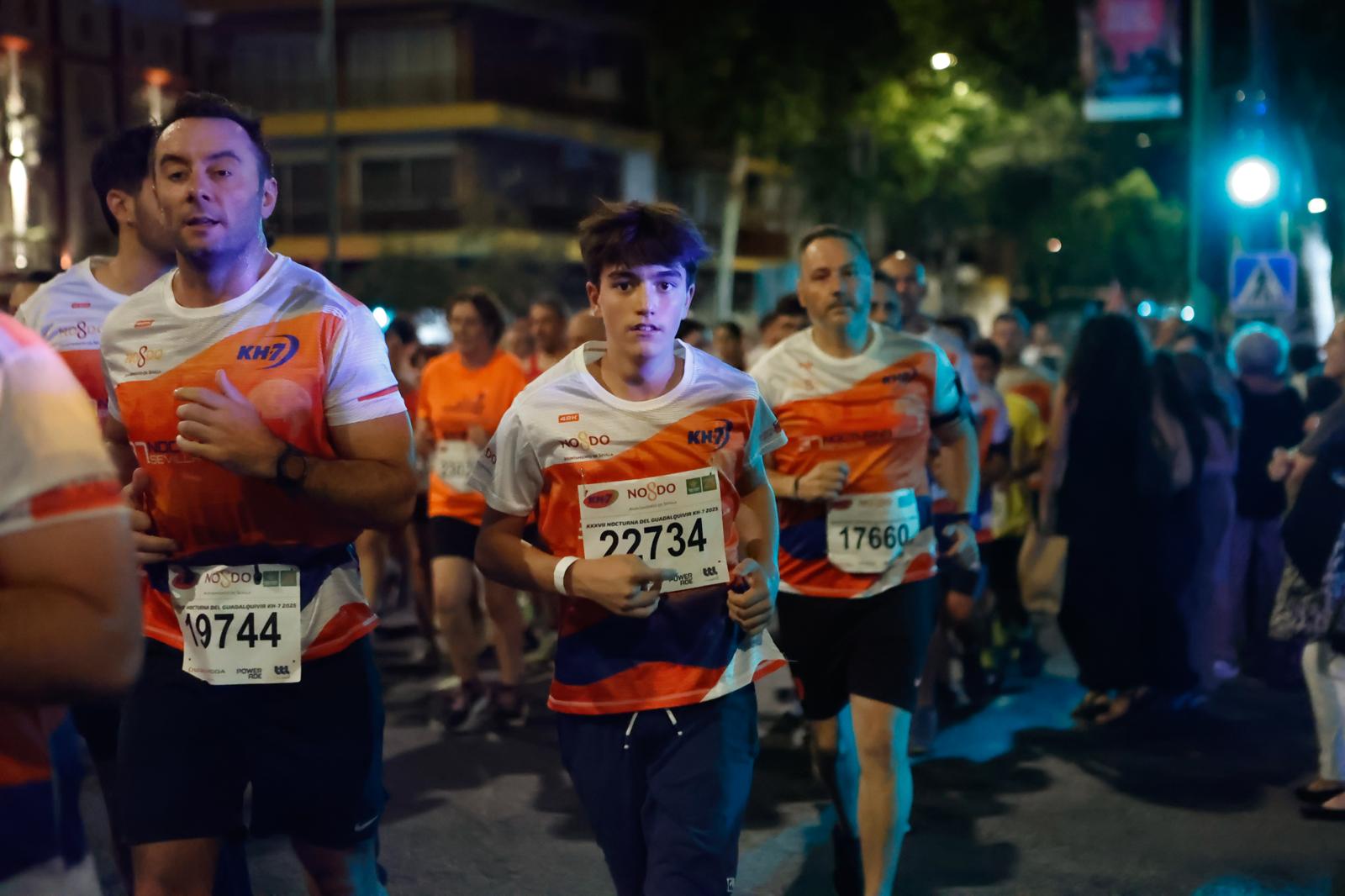 Búscate en la galería de imágenes de ABC de la Carrera Nocturna de Sevilla 2025