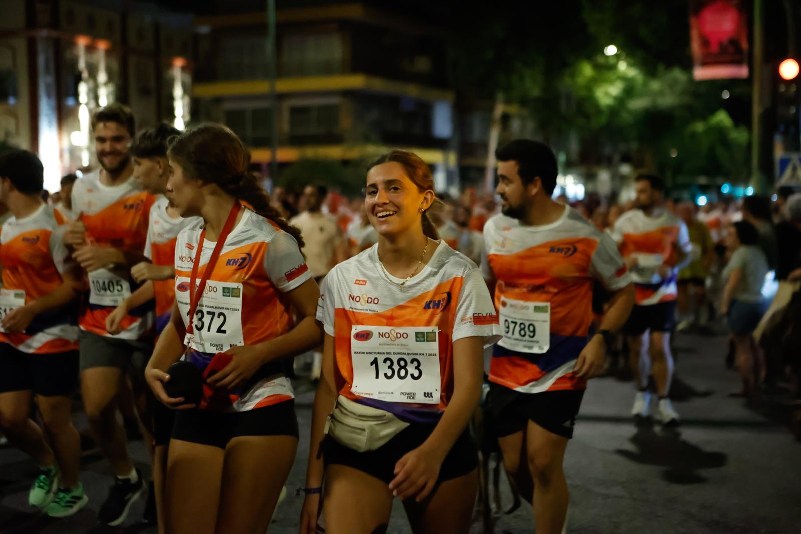 Búscate en la galería de imágenes de ABC de la Carrera Nocturna de Sevilla 2025