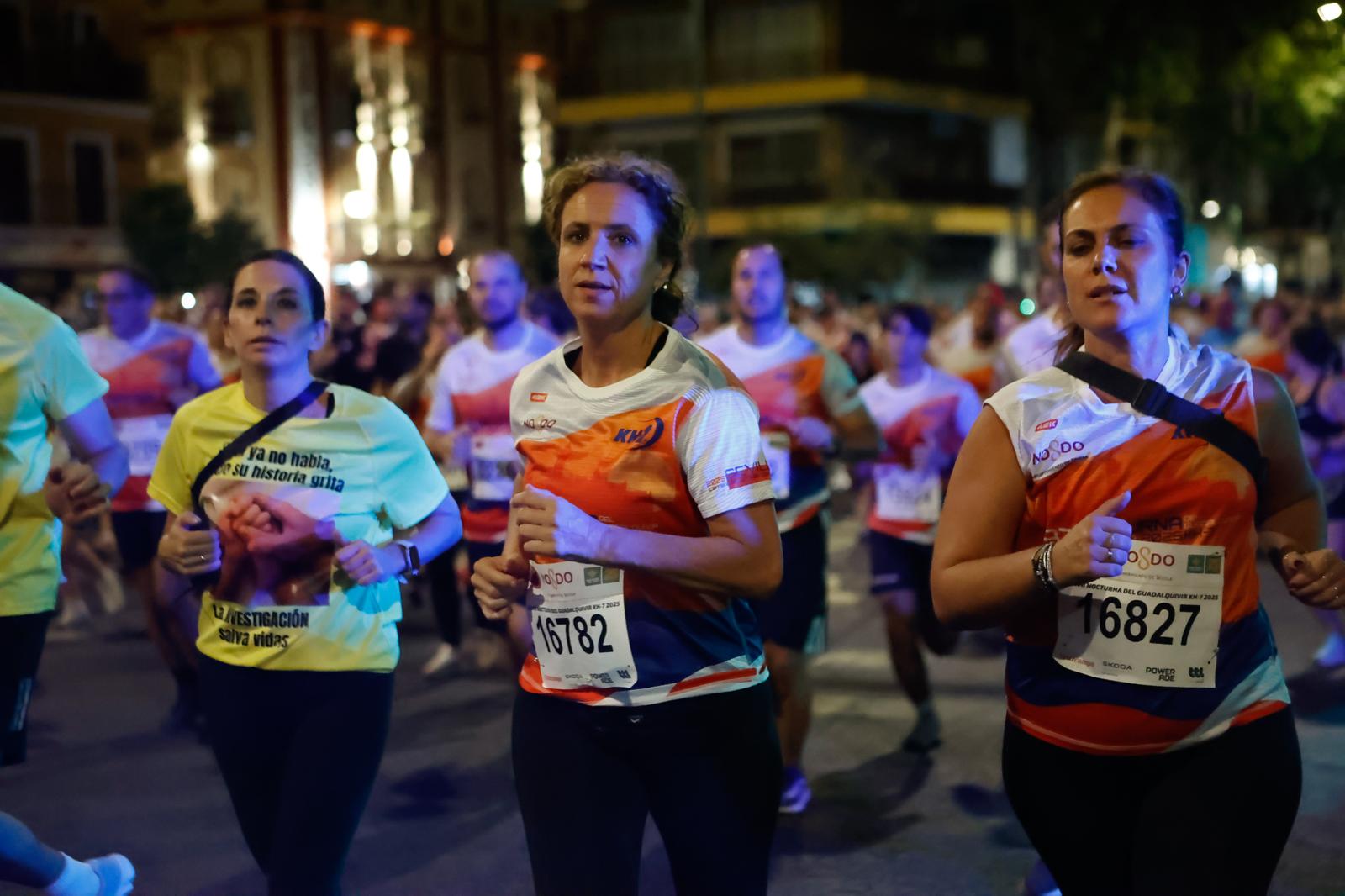Búscate en la galería de imágenes de ABC de la Carrera Nocturna de Sevilla 2025