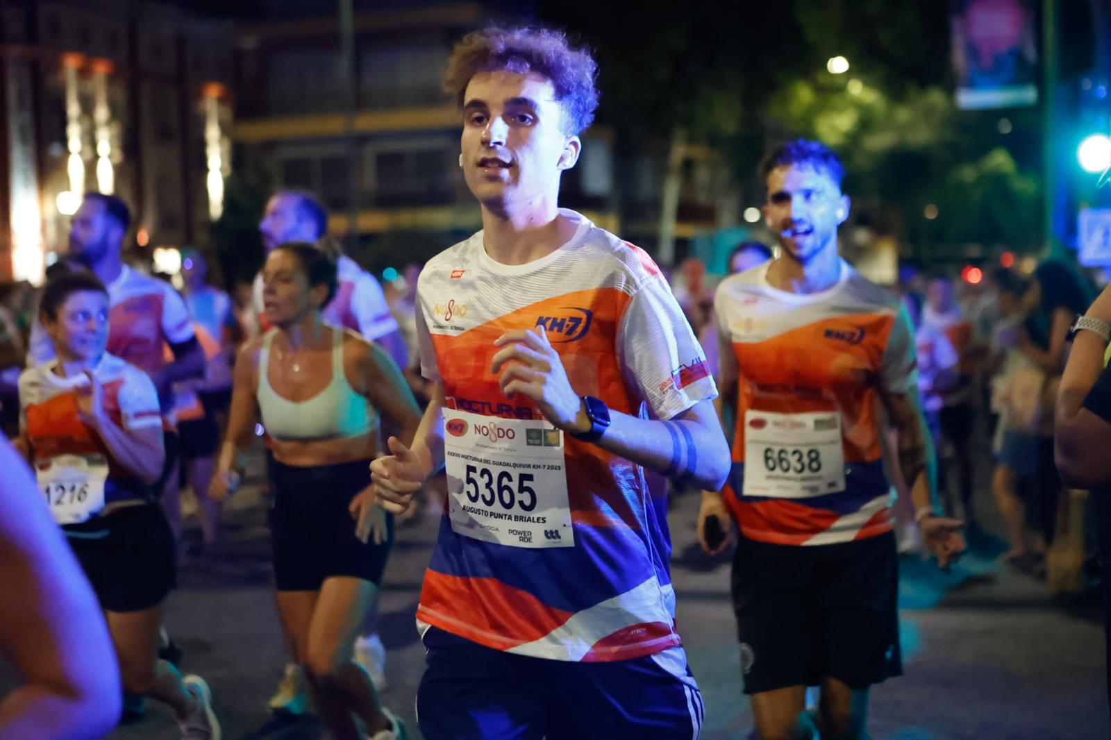 Búscate en la galería de imágenes de ABC de la Carrera Nocturna de Sevilla 2025