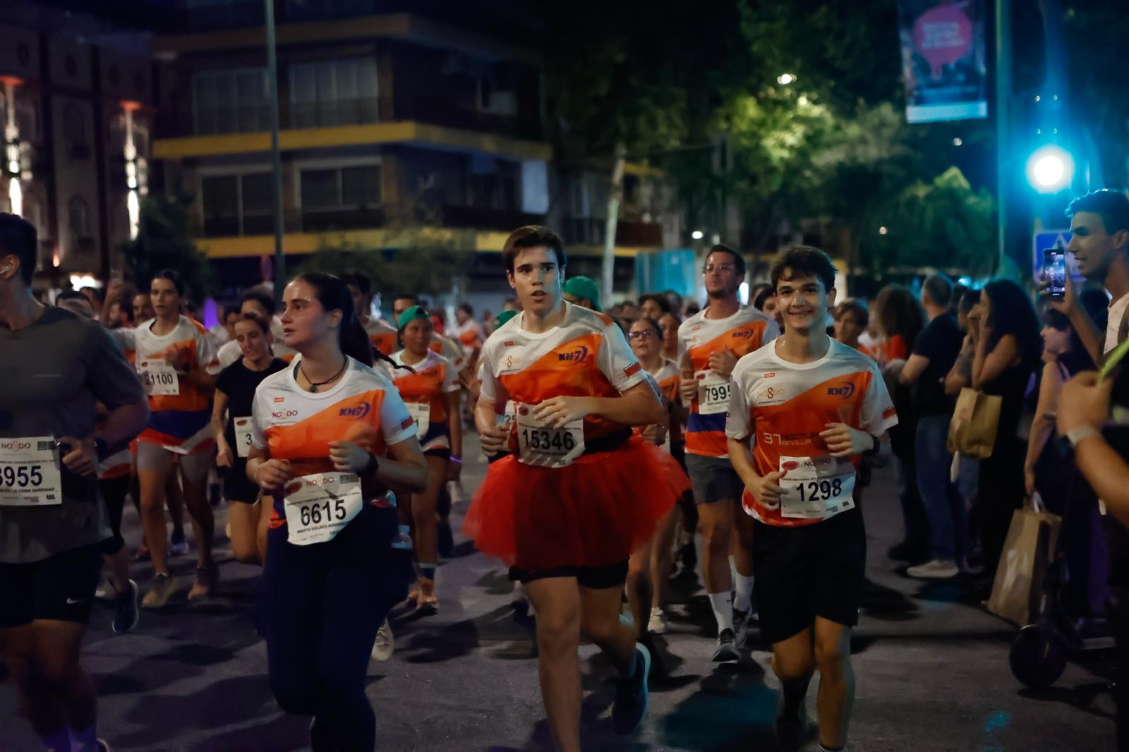 Búscate en la galería de imágenes de ABC de la Carrera Nocturna de Sevilla 2025