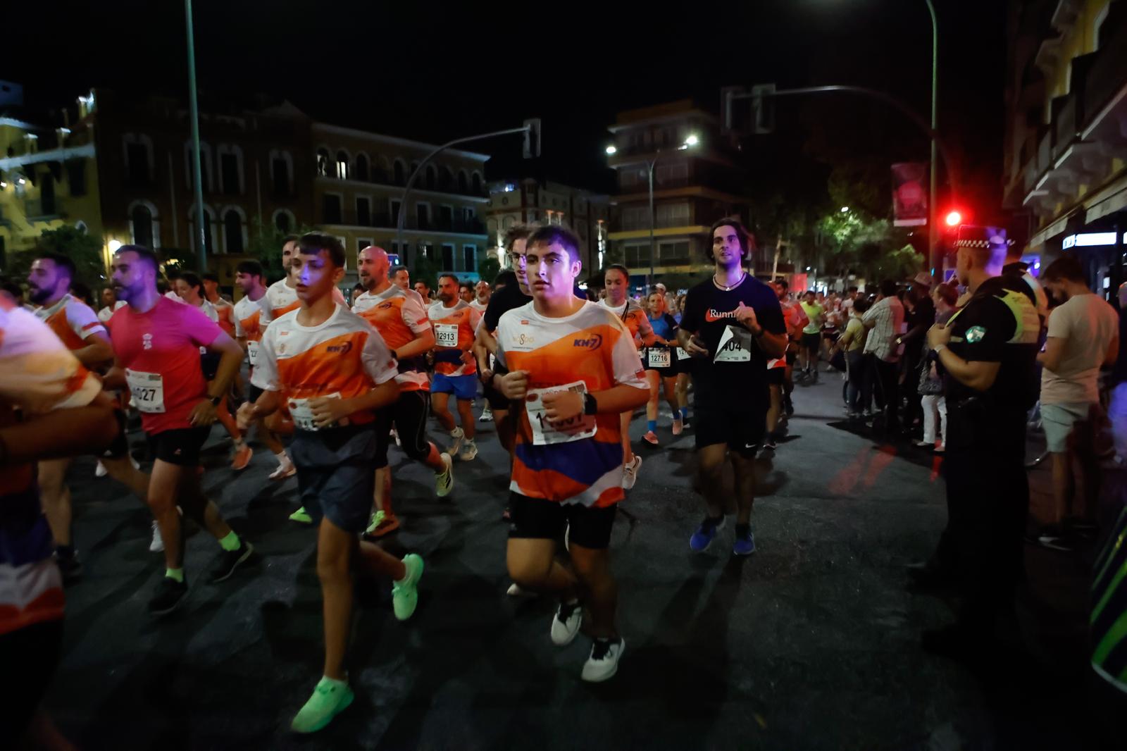Búscate en la galería de imágenes de ABC de la Carrera Nocturna de Sevilla 2025