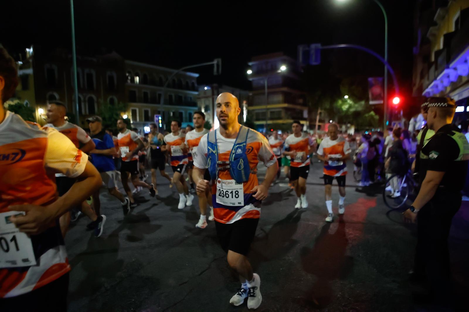 Búscate en la galería de imágenes de ABC de la Carrera Nocturna de Sevilla 2025