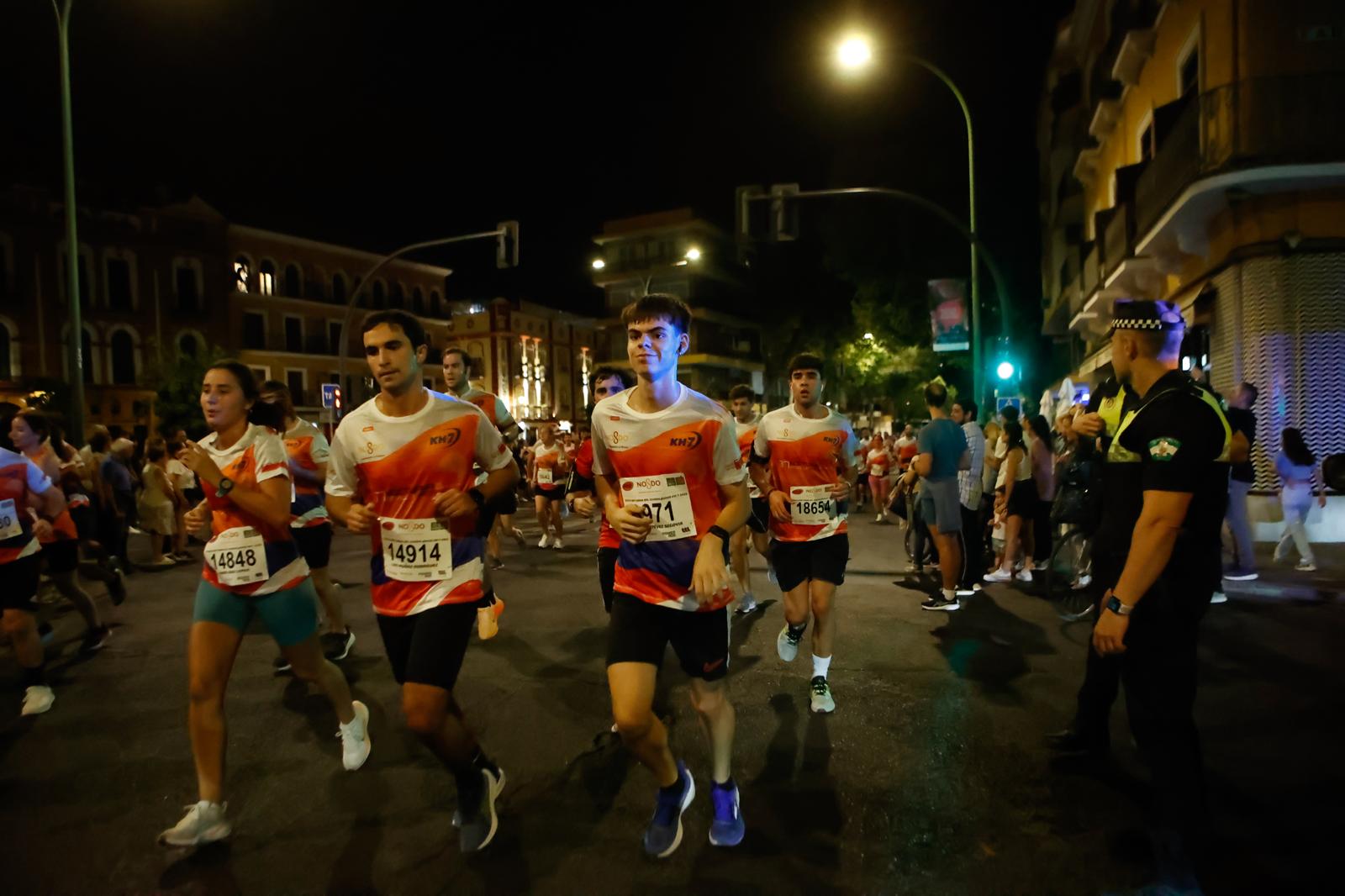 Búscate en la galería de imágenes de ABC de la Carrera Nocturna de Sevilla 2025