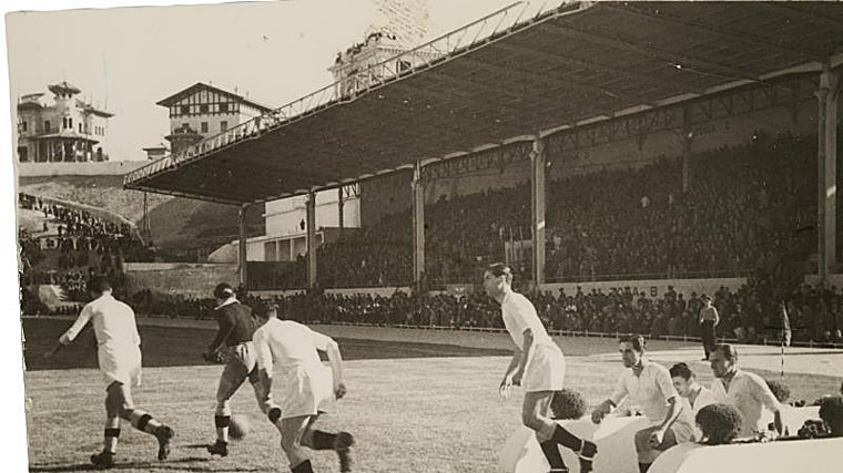 Regreso al stadium Metropolitano en 1943, con triunfo rojiblanco en el derbi por 2-1. En la imagen los jugadores del Real Madrid salen al terreno de juego