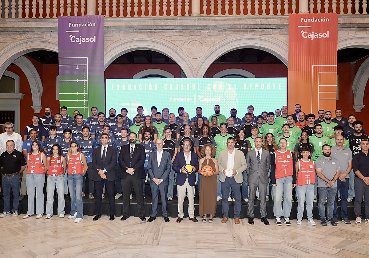 Foto de familia de los equipos sevillanos apoyados por la Fundación Cajasol