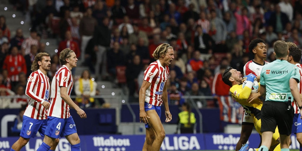La amarilla a Koke fue un acierto, pero el árbitro falló al no señalar el penalti de Le Normand