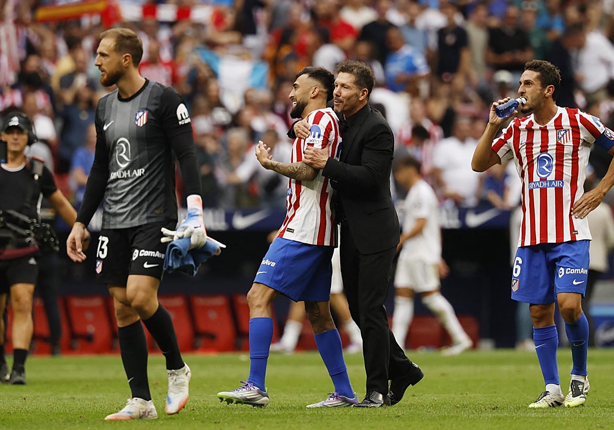Simeone abraza a Nico González en la celebración de la victoria en el derbi