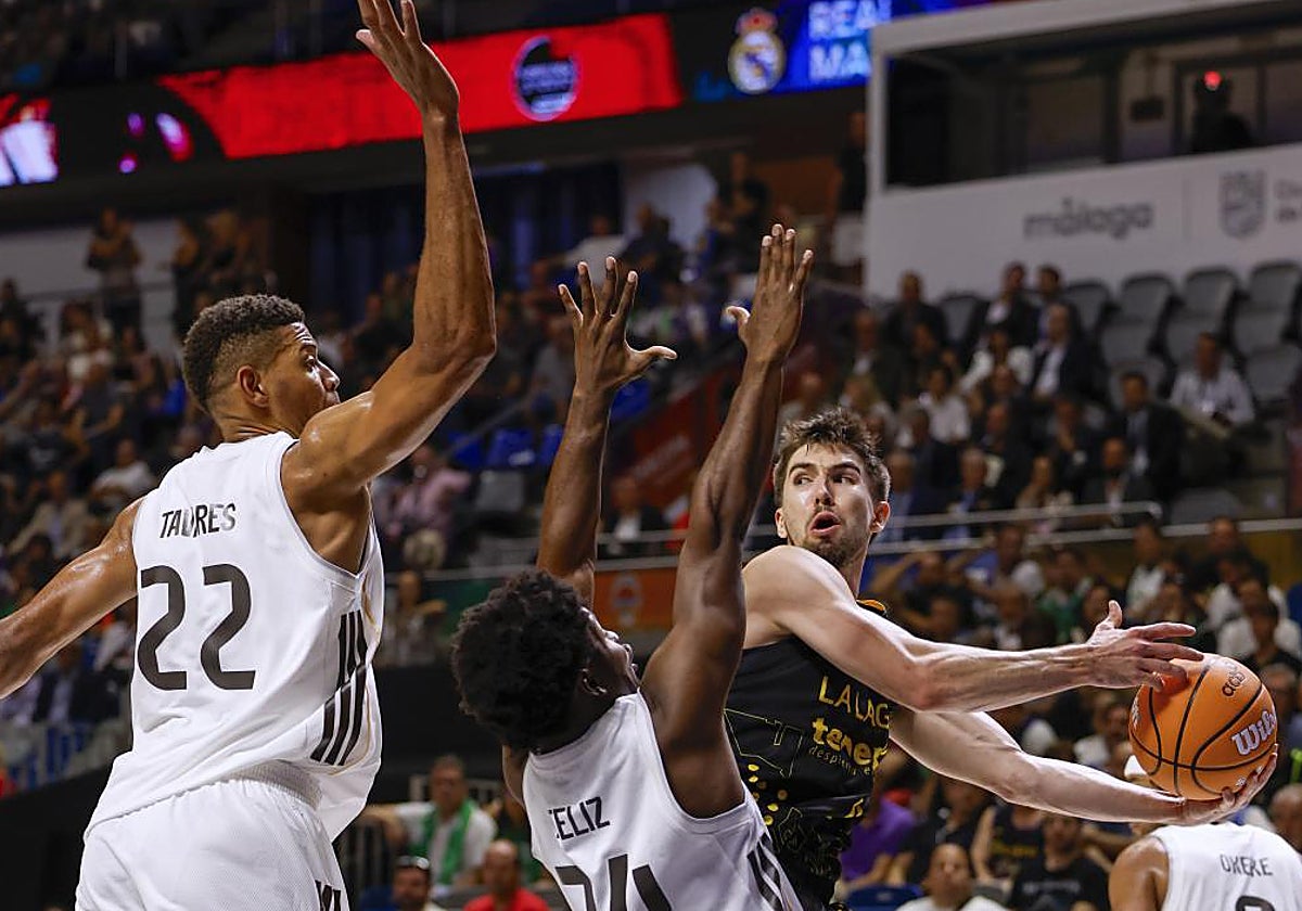 Van Beck, base del Tenerife, defendido por Feliz y Tavares