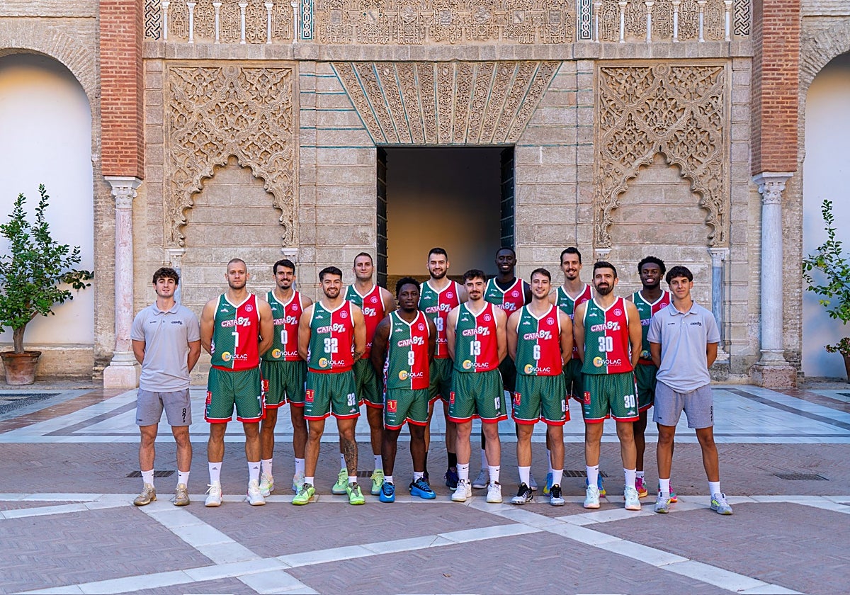 La plantilla del Insolac Caja 87, posando en el Real Alcázar de Sevilla