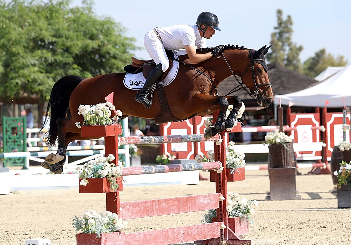 Julio Arias, el gran protagonista de la jornada del sábado en la Ruta de Otoño CSN5* de Pineda, que alcanza su ecuador