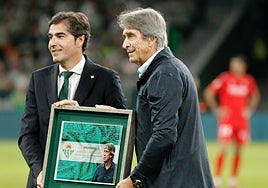 Emotivo homenaje del Betis y la Cartuja a su entrenador leyenda Manuel Pellegrini
