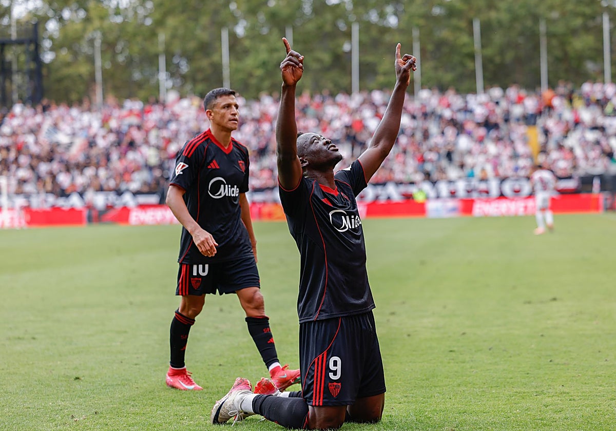 Akor Adams celebra su gol en Vallecas