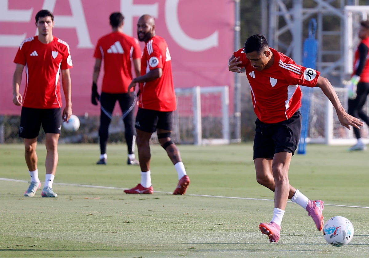 Alexis Sánchez, en un entrenamiento del Sevilla