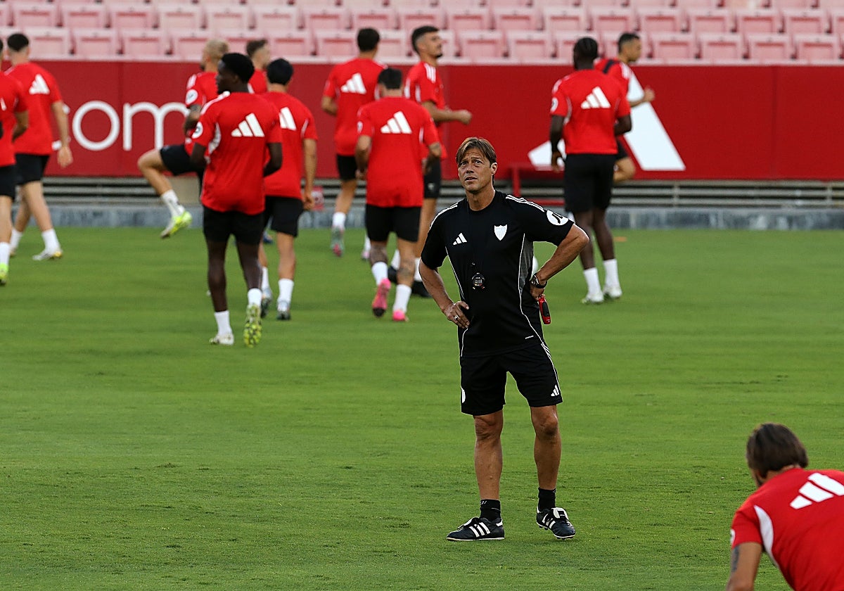 Matías Almeyda, en un entrenamiento del Sevilla