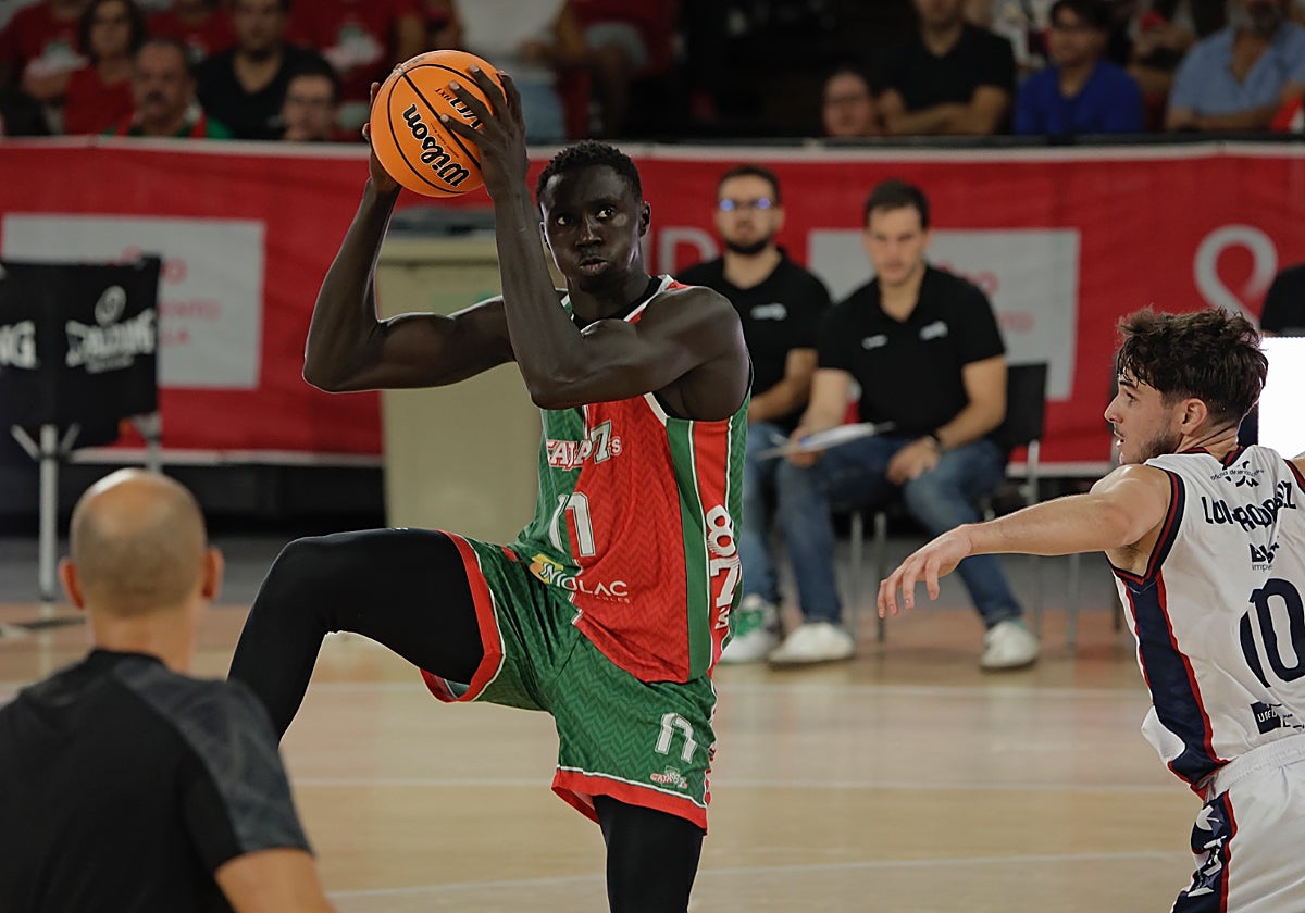 El pívot gambiano Dibba, en una acción del partido entre el Insolac Caja 87 y el Jaén Paraíso Interior