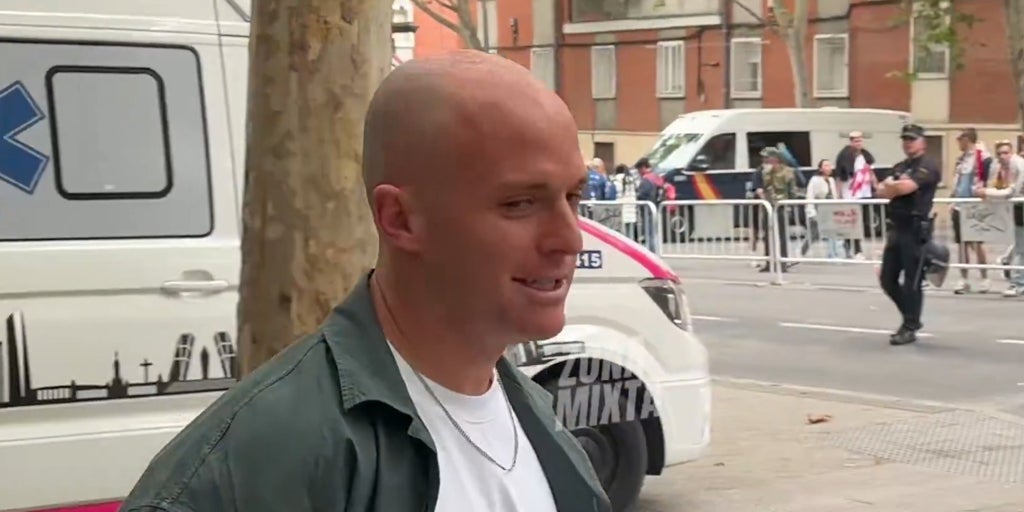 La guasa de Isi con un aficionado que le pidió su fichaje por el Sevilla FC: «No me gusta la Cruzcampo»