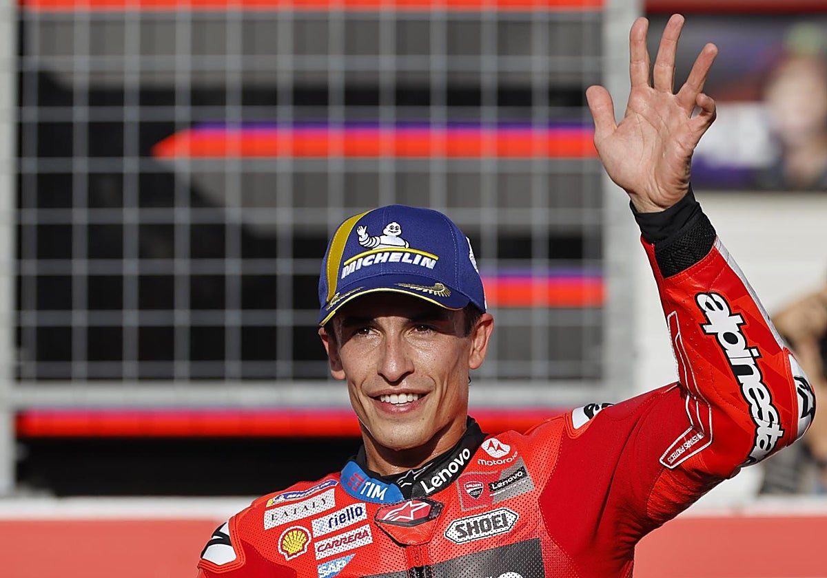 Marc Márquez saluda tras ganar el Mundial