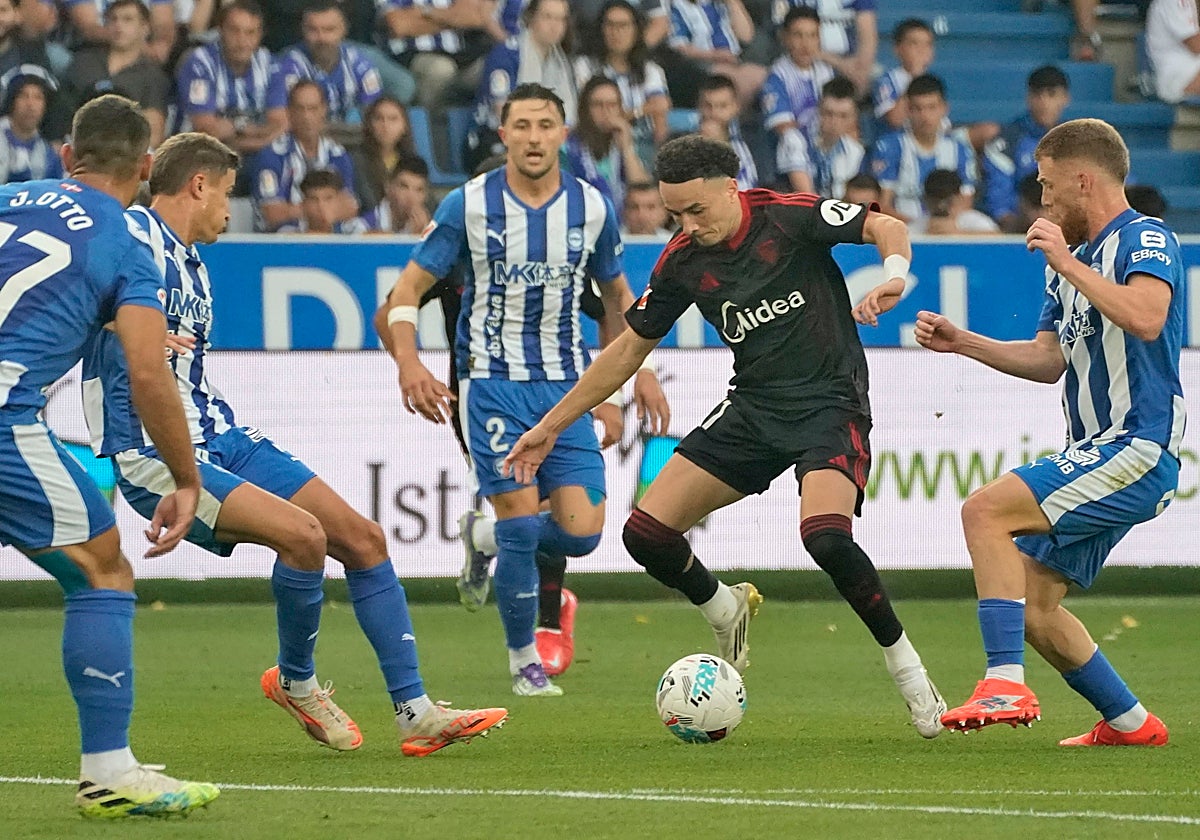 Rubén Vargas, rodeado de rivales en el Alavés - Sevilla