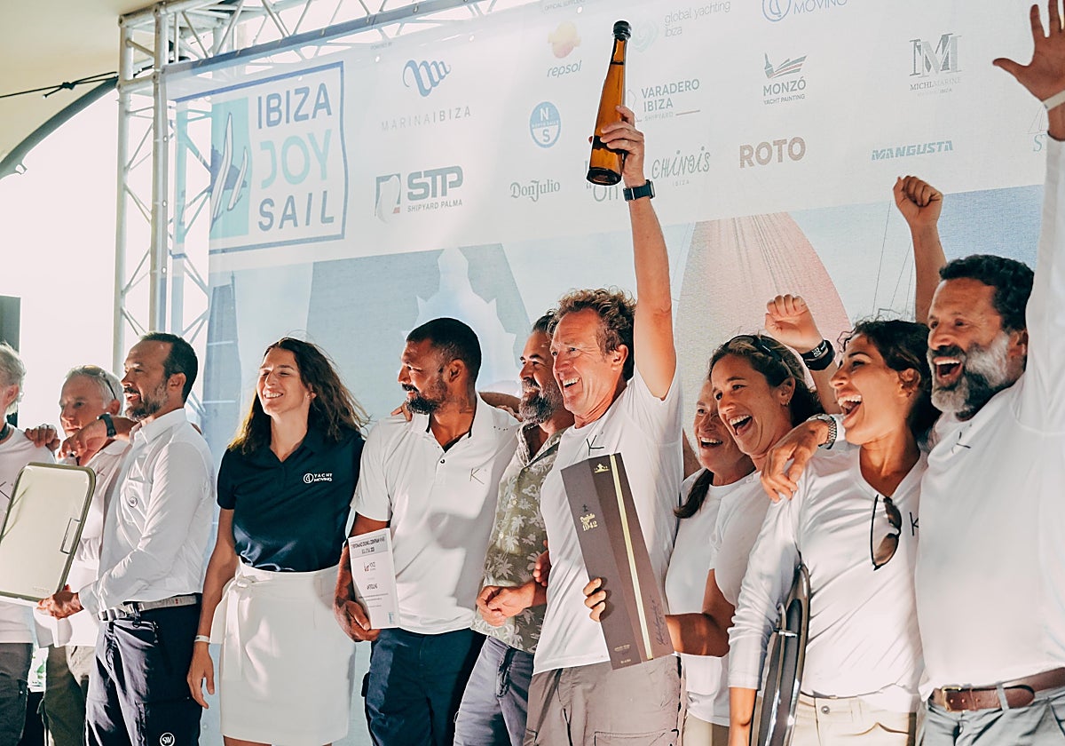 La tripulación española del Kiboko 4 durante la entrega de premios de la Ibiza JoySail 2025