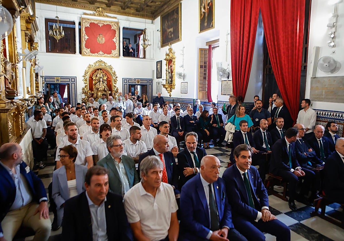 El Real Betis en la ofrenda floral en la capilla del Museo