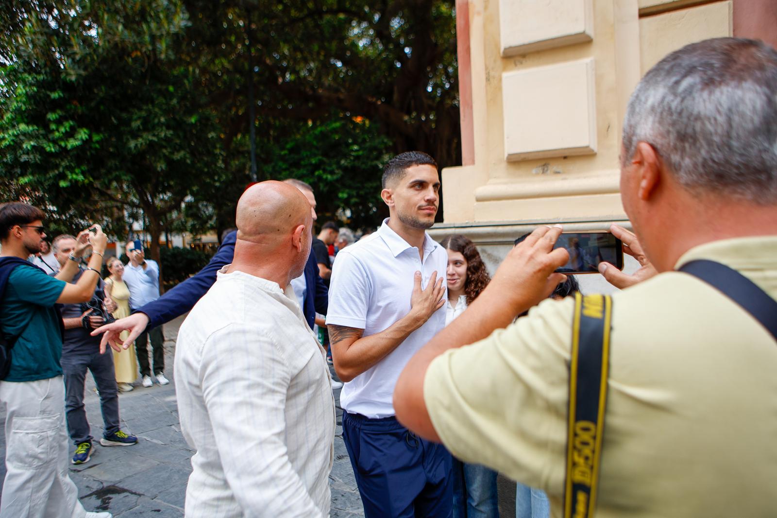 Bartra, junto a aficionados béticos