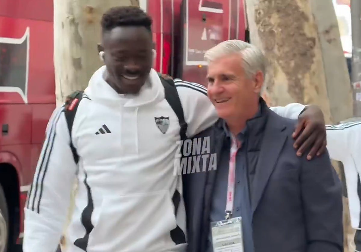 Akor, junto a Antonio Cordón llegando al Estadio de Vallecas