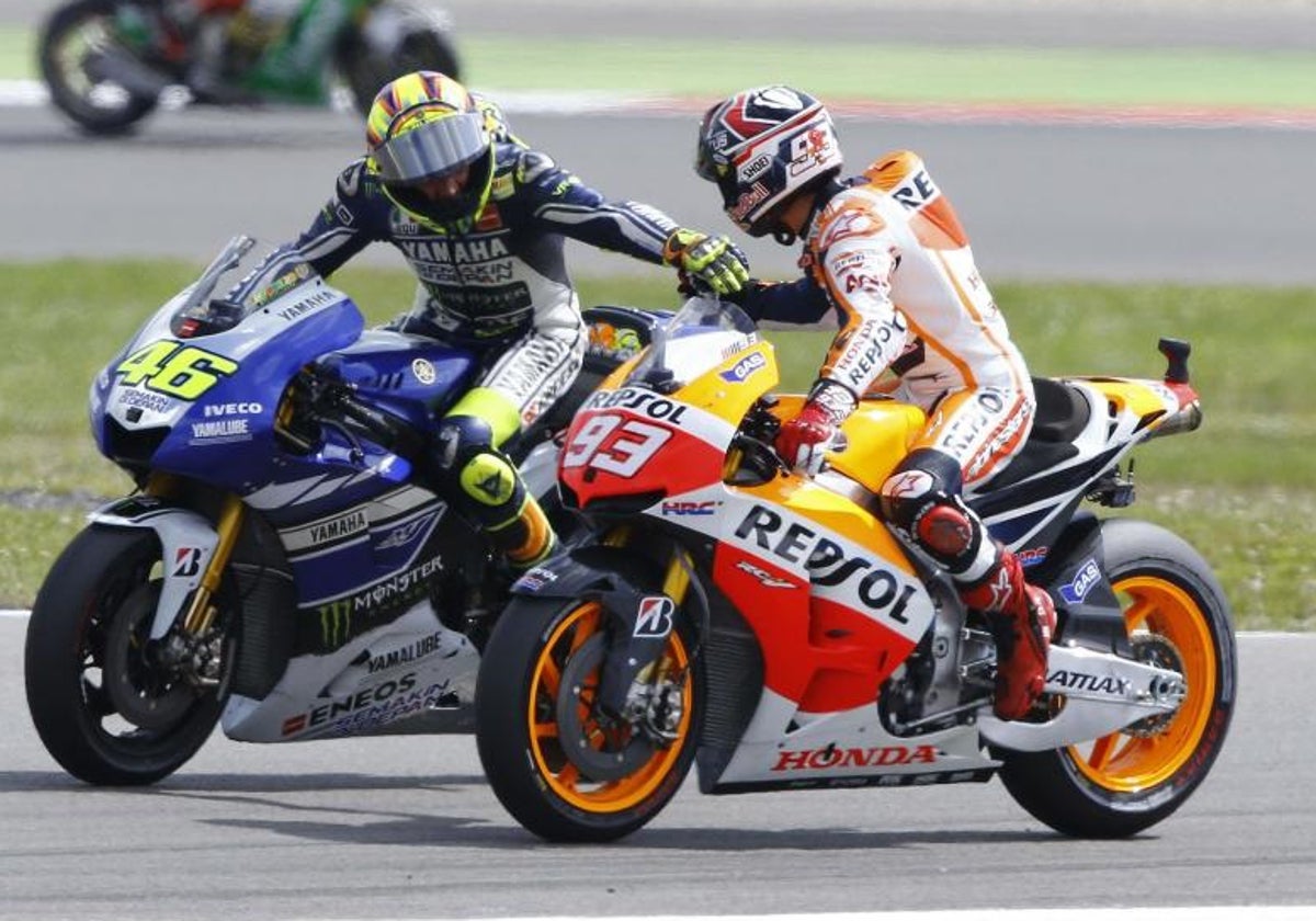 Valentino Rossi y Marc Márquez durante una carrera