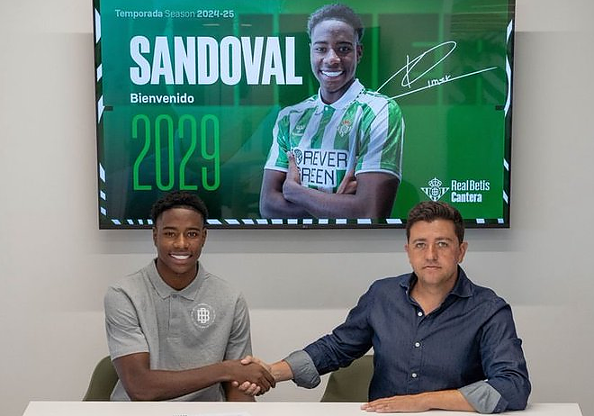 Sandova, junto a Miguel Calzado, posan tras su fichaje