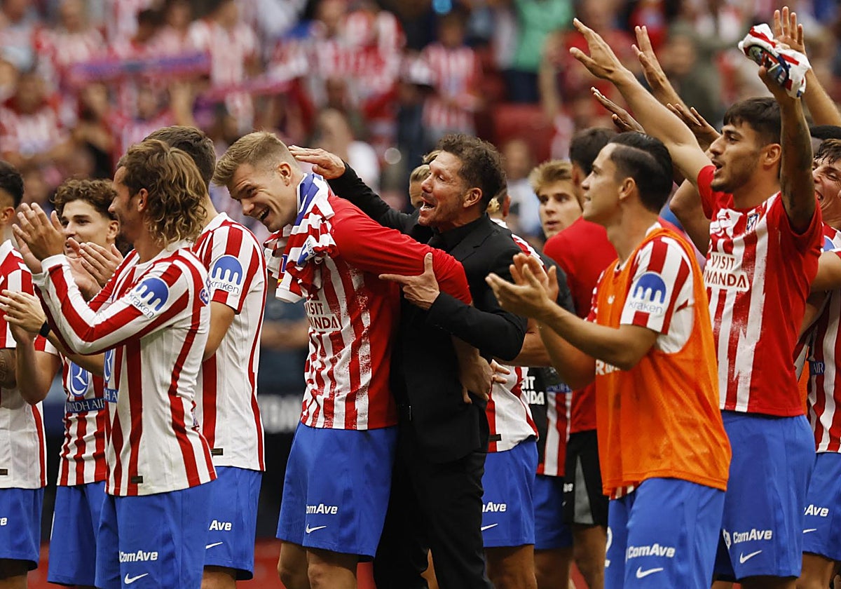 El Atlético celebra ante el Metropolitano su victoria en el derbi