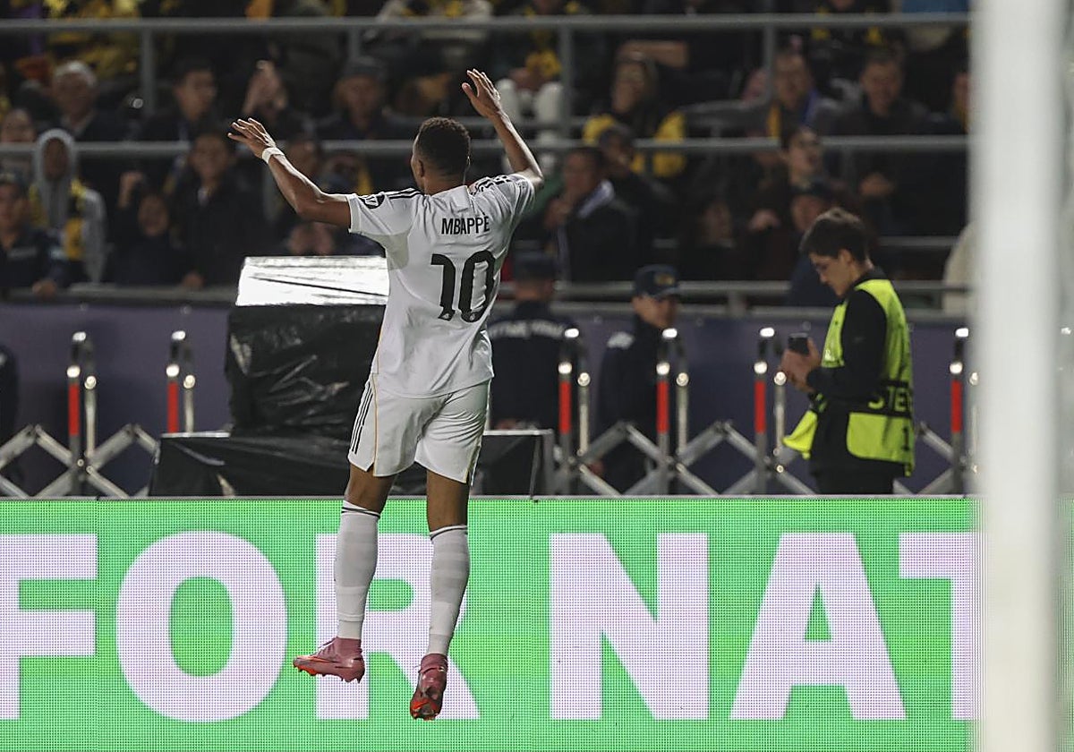 Mbappé celebra el segundo de sus tres goles